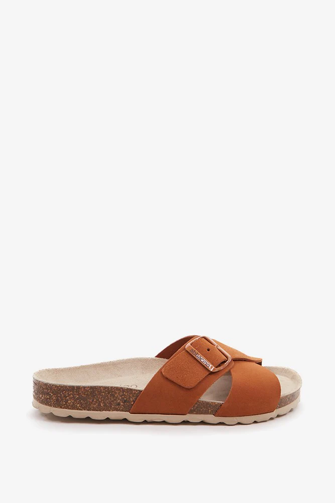 Sandalia plana con hebilla de mujer en cognac