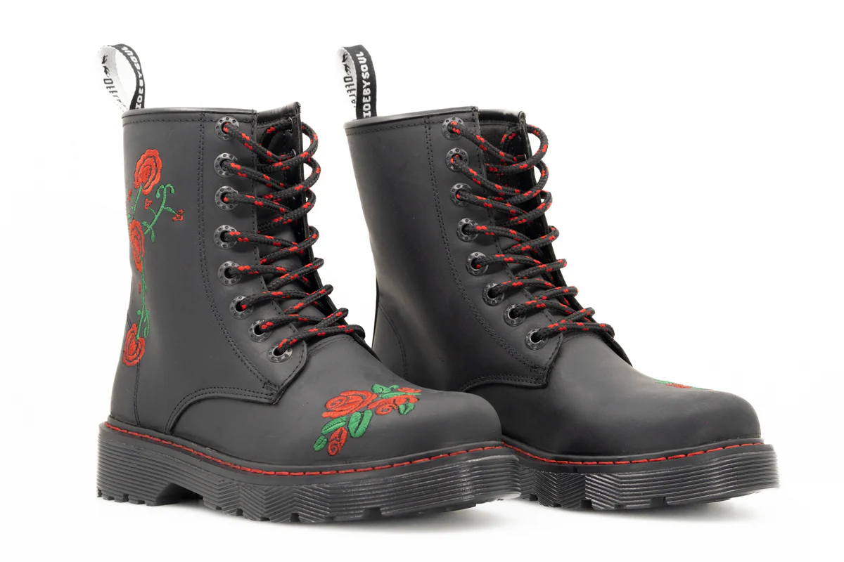 Botas Offlander, Tipo Militar, Piel Crazy, Negro, Rosas Rojas Bordadas - Imagen 3